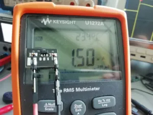 Multimetr Keysight U1272A zobrazuje hodnotu 1,50 při měření malé destičky