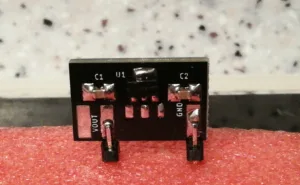 Modul stabilizátoru HT7833 s kontakty pro vstup, výstup a zem