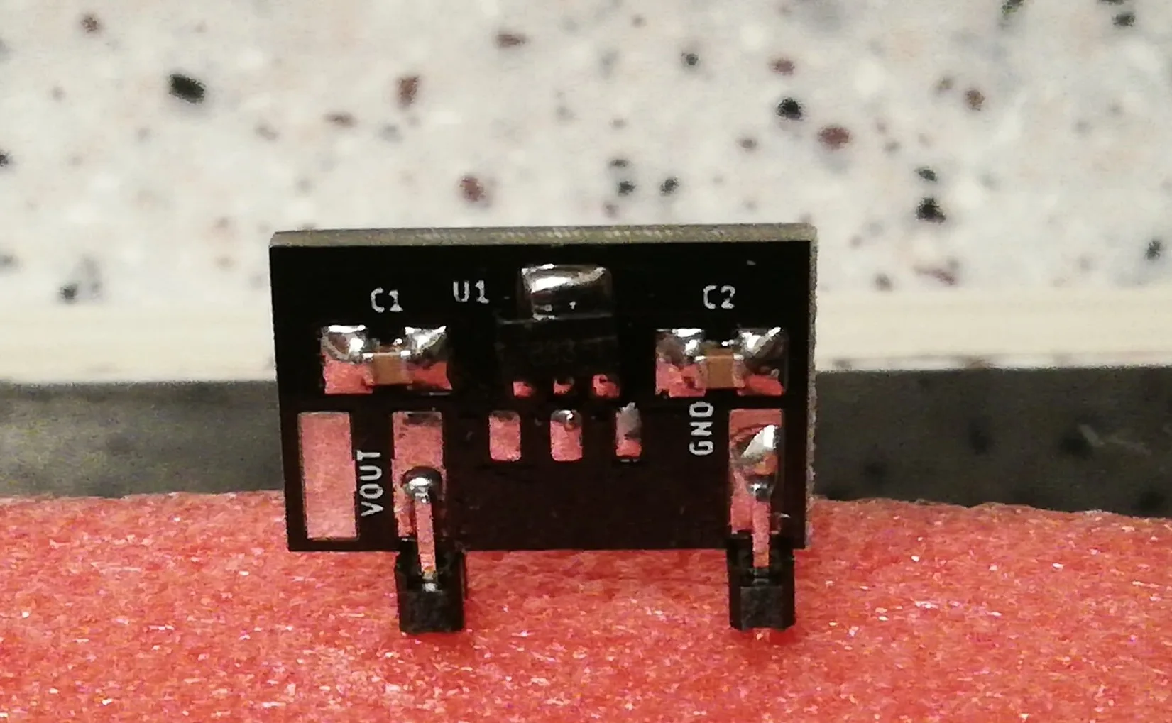 Modul s LDO stabilizátorem HT7833 na nepájivém poli