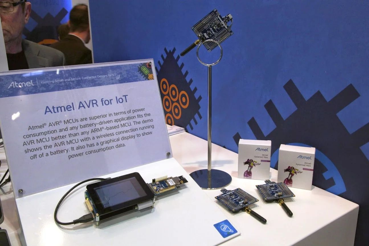 Stánek Atmel s ukázkou AVR pro IoT a vývojovými deskami
