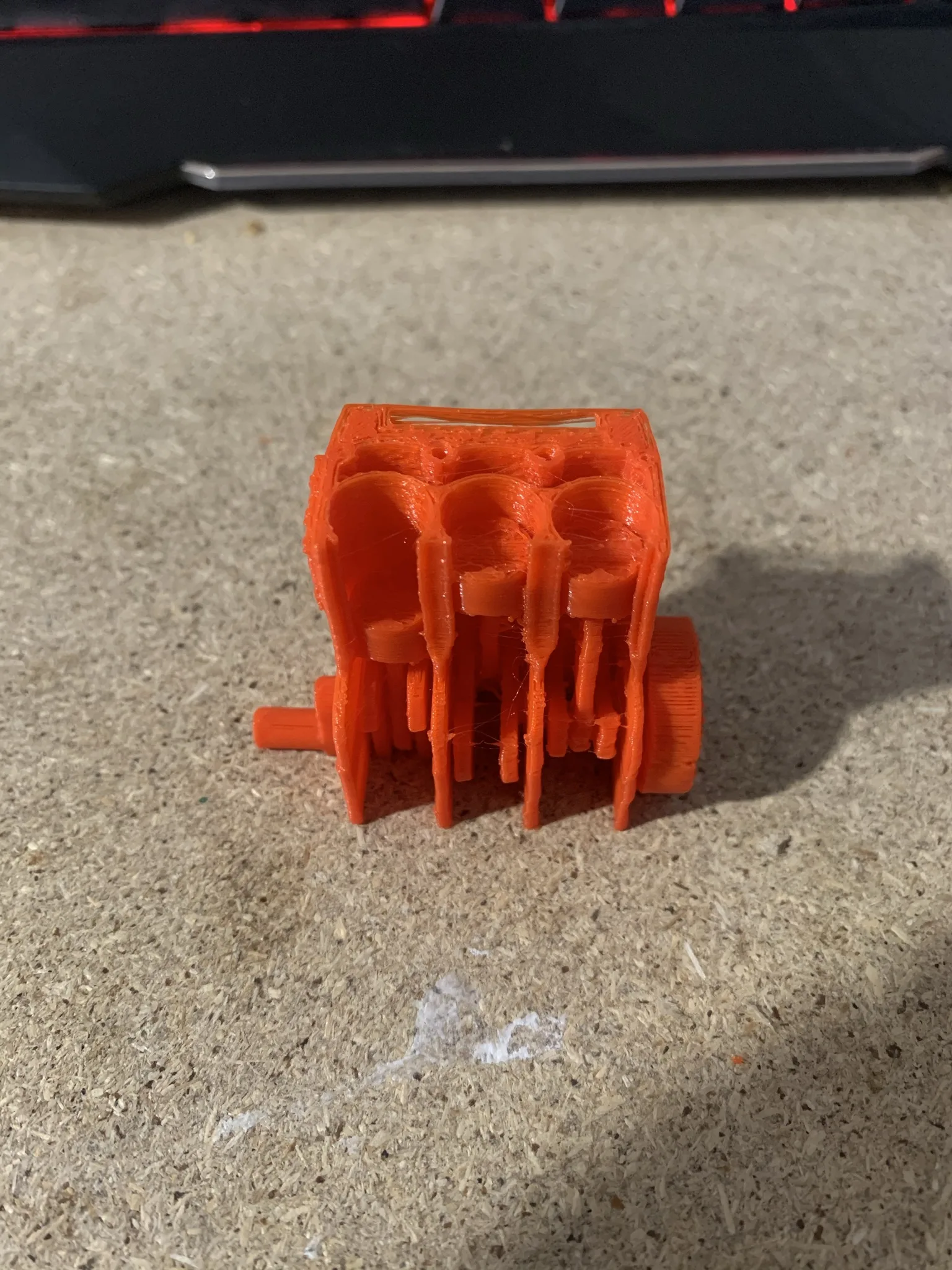 Oranžový 3D výtisk pyramidky na podložce tiskárny Anet A9