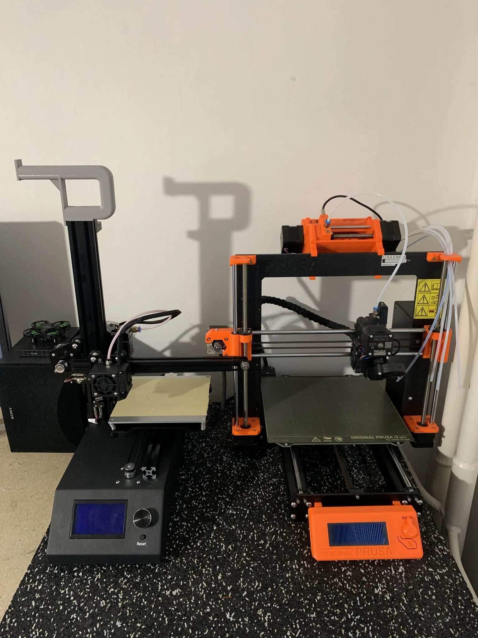 Tiskárna Anet A9 stojí vedle větší tiskárny Prusa MK3