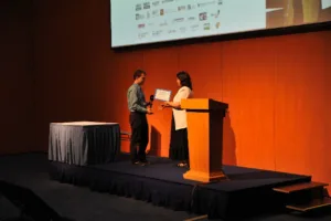 Finalisté IQRF Wireless Challenge při předávání ocenění na pódiu