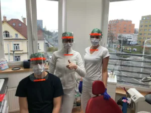 Zdravotníci v klinice testují ochranné štíty vytištěné na 3D tiskárně