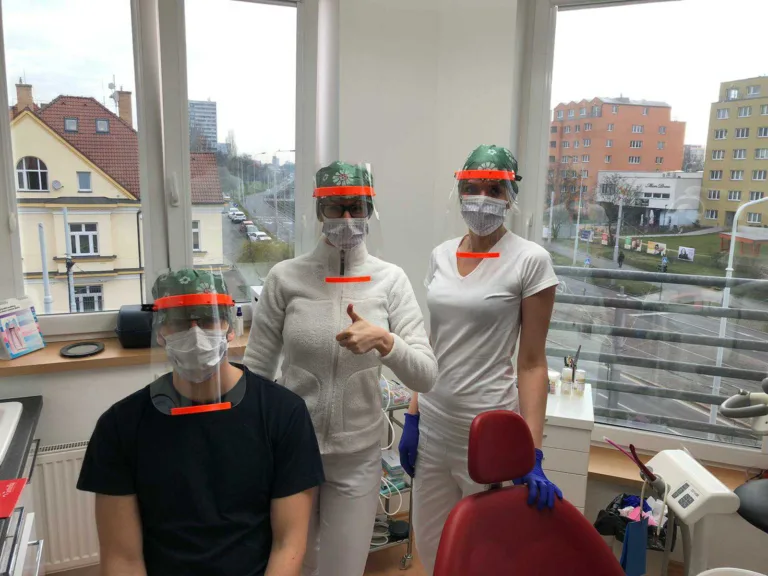 Zdravotníci v klinice testují ochranné štíty vytištěné na 3D tiskárně