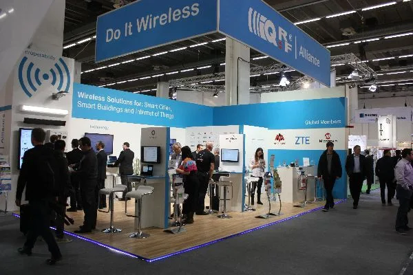Expozice IQRF Alliance na veletrhu Light+Building 2016 s návštěvníky