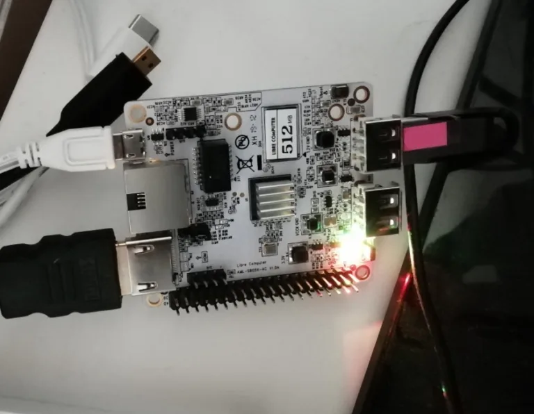 Jednodeskový počítač La Frite připojený k USB kabelům a flash disku
