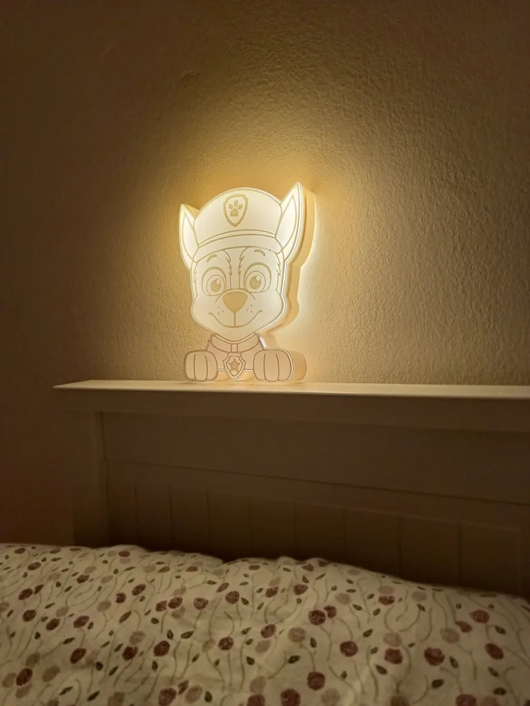 Rozsvícená 3D tištěná lampička s postavou Chase z Tlapkové patroly