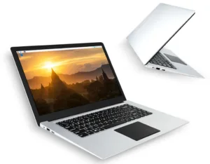 Stříbrný 15,6palcový laptop s otevřeným displejem a klávesnicí