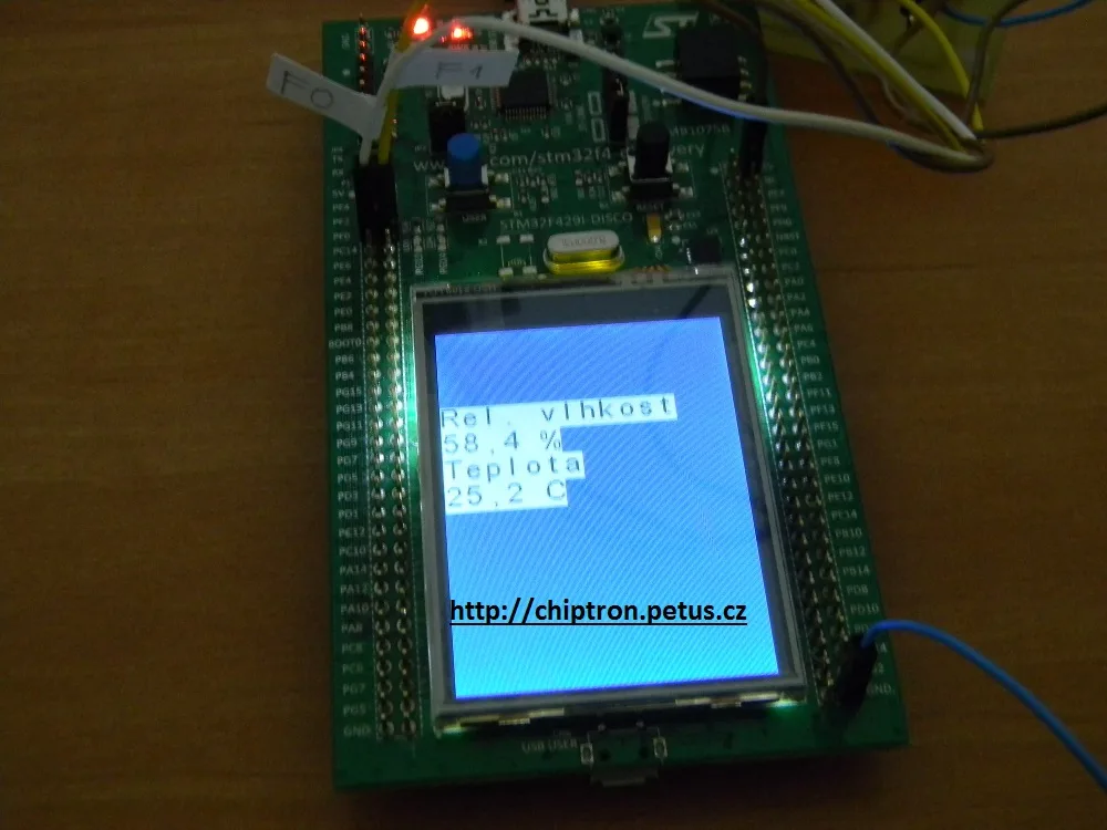 Deska STM32F429 s displejem zobrazujícím naměřenou teplotu a relativní vlhkost