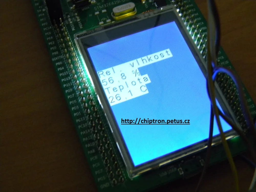 Vývojová deska STM32 s displejem zobrazujícím relativní vlhkost 56 % a teplotu 26,1 °C