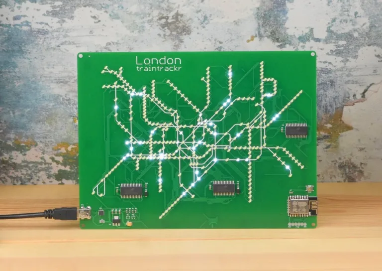 Zelená deska plošných spojů London train tracker s obvody na pozadí mapy metra