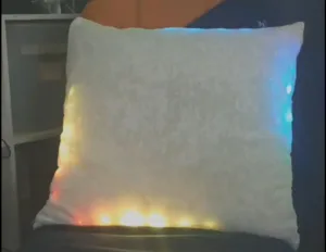 Bílý polštář s barevnými LED světly po okrajích