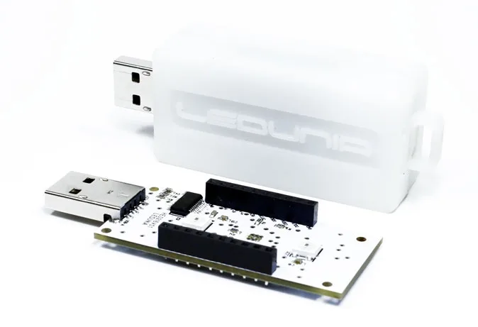 Vývojová deska LEDUNIA s ESP8266 vedle jejího bílého krytu