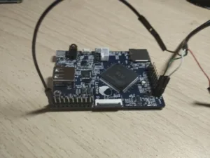 Jednodeskový počítač Lichee Pi One s připojenými UART vodiči