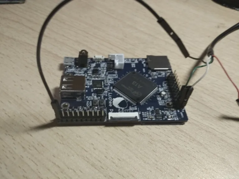 Jednodeskový počítač Lichee Pi One s připojenými UART vodiči