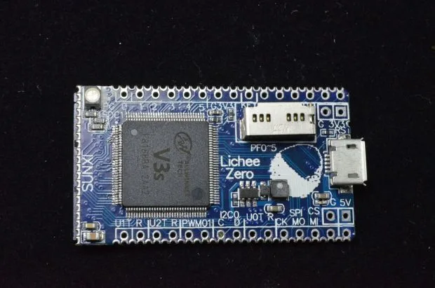 LicheePi Zero s připájeným WiFi modulem na horní straně desky