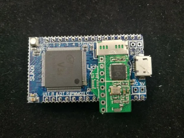 LicheePi Zero s připojeným WiFi modulem přes TF konektor