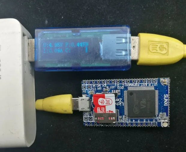 LicheePi Zero připojená přes USB k měřiči spotřeby a napájecímu adaptéru