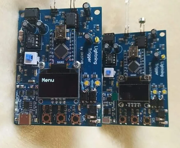Dwie płytki automatycznej spusty do błysków z Arduino Nano i wyświetlaczami