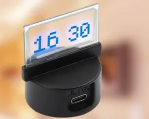 Vývojový kit LilyGo TTV s průhledným OLED displejem zobrazujícím čas
