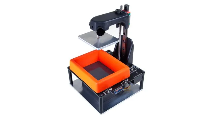 Ilustrace kompaktní MSLA 3D tiskárny s oranžovou resinovou vanou