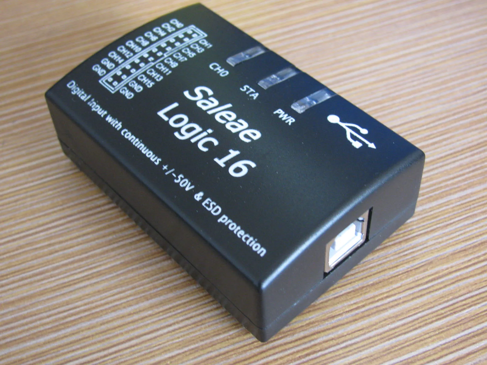 Černý šestnáctikanálový logický analyzátor Saleae Logic 16 s USB konektorem