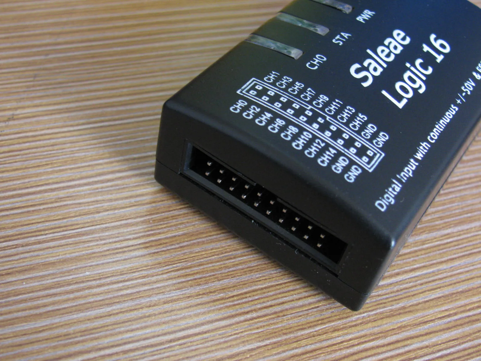 Klon logického analyzátoru Saleae Logic 16 s konektorem pro digitální vstupy