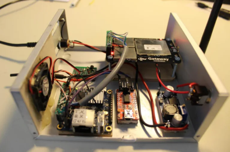 Sestavená LoRa IoT gateway s deskou Orange Pi, modulem RAK831 a ventilátorem