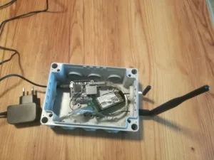 Otevřená krabička IoT gateway s jednodeskovým počítačem a mPCIe koncentrátorem