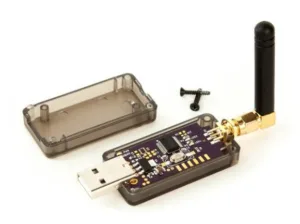Deska LoRa Stik s konektorem USB a připojenou anténou, vedle otevřený kryt