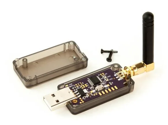 Deska LoRa Stik s konektorem USB a připojenou anténou, vedle otevřený kryt