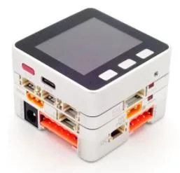 Ilustrace vrstvené vývojové desky M5Stack Core s konektory po stranách