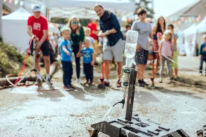 Návštěvníci Maker Faire sledují experiment s vodní raketou
