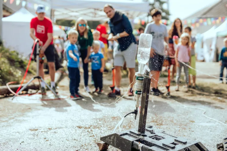 Návštěvníci Maker Faire sledují experiment s vodní raketou