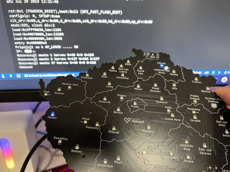 Adresovatelná RGB LED mapa České republiky s označenými městy