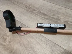 Dětský detektor kovů ze stavebnice MDS-60 připevněný na tyči
