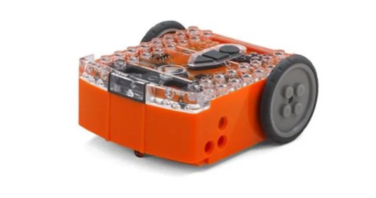 Oranžový programovatelný robot Meet Edison se dvěma koly