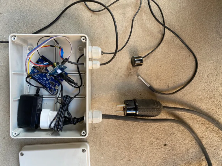 ESP8266 s ultrazvukovým snímačem zapojený v plastové krabičce