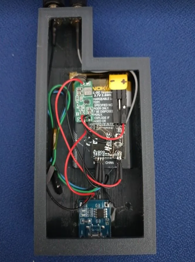 Vnitřek mesh mobilu s deskou Heltec HT-CT62 a propojenými vodiči