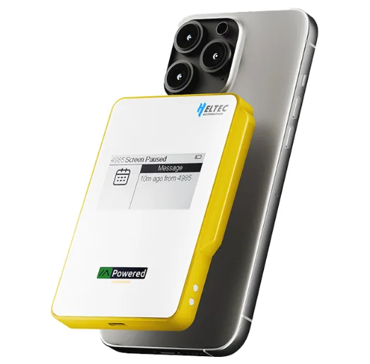 Žlutý modul Heltec MeshPocket na telefonu, displej zobrazuje zprávu a stav Powered