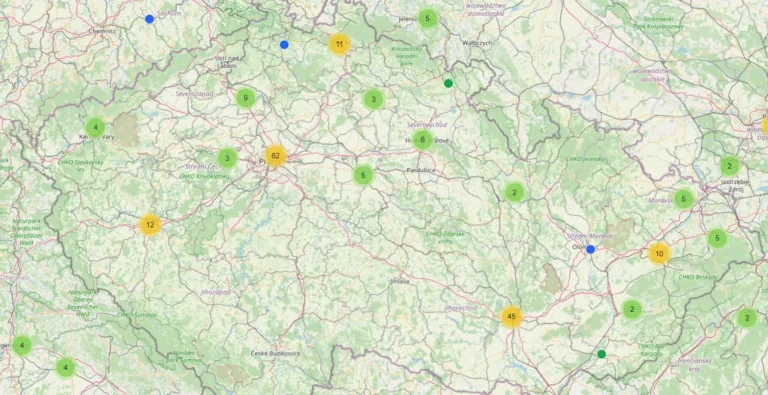 Mapa okolí Prahy s rozmístěním uzlů sítě Meshtastic