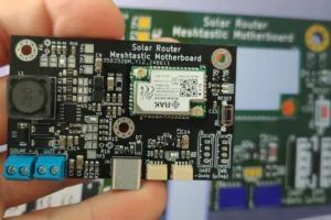 Detail desky Meshtastic Solar Motherboard s konektory pro solární panel, baterii a čidla