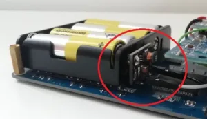 Detail snižujícího měniče na desce držáku AA baterií