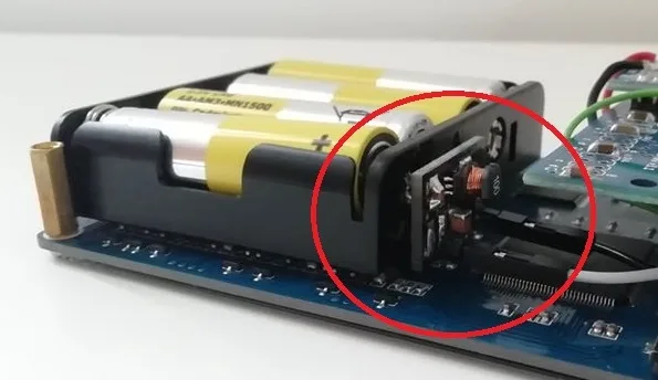 Detail snižujícího měniče na desce držáku AA baterií