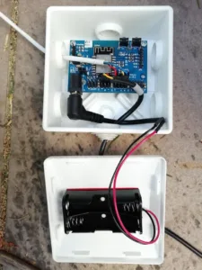 Elektronika pro měření půdní vlhkosti a teploty v plastové krabičce