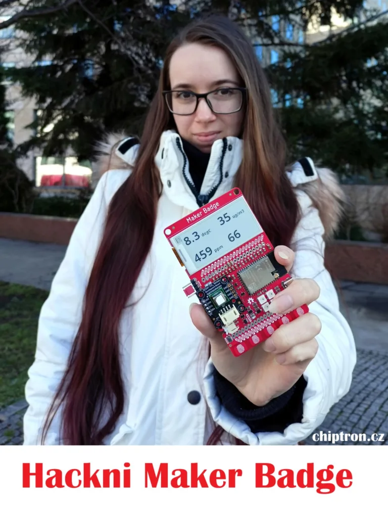 Žena drží červenou elektronickou desku s displejem a nápisem Hackni Maker Badge