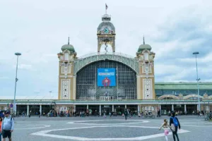 Vstupní budova festivalu Maker Faire Prague s návštěvníky před vchodem