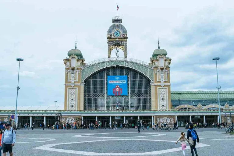 Vstupní budova festivalu Maker Faire Prague s návštěvníky před vchodem