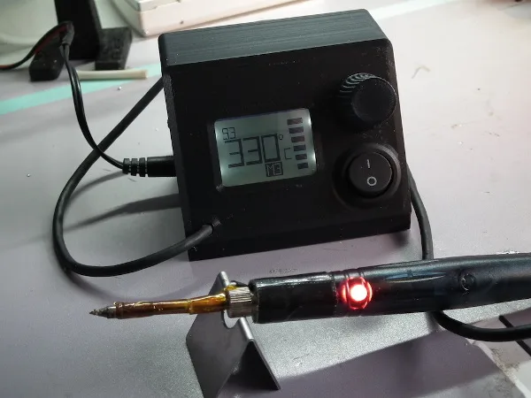 Mikro pájecí stanice s digitálním displejem a připojenou pájecí rukojetí